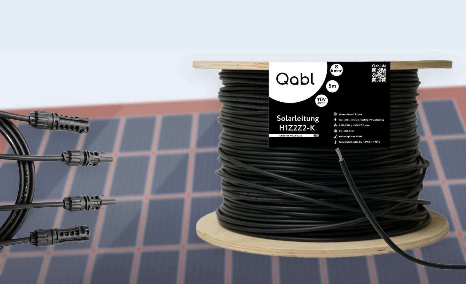 Qabl Solarleitung auf Trommel und Verlängerungsleitungen mit Stäubli MC4 Evo 2 vor einer PV-Dachanlage